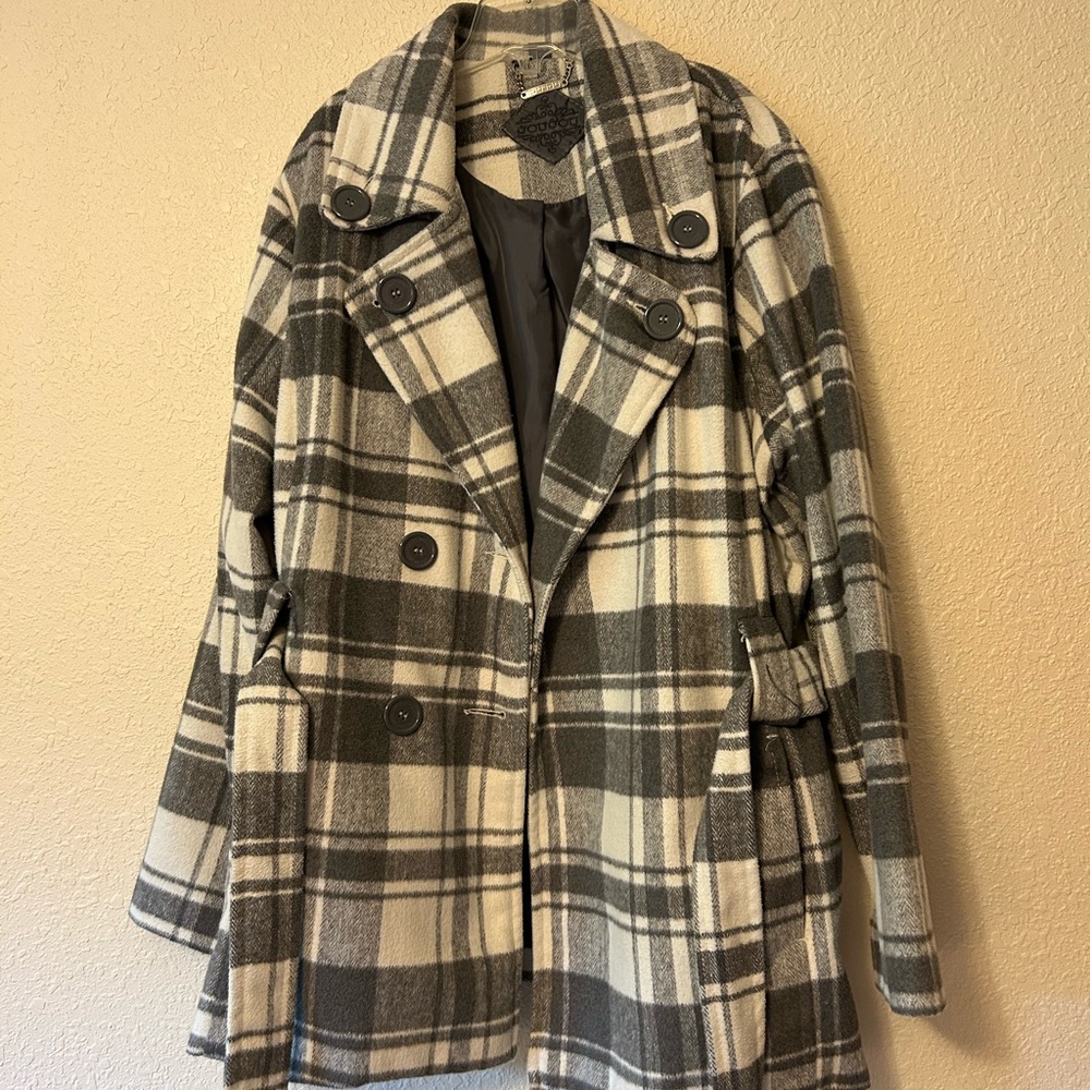 Women’s JouJou gray and white plaid peacoat. 1X.